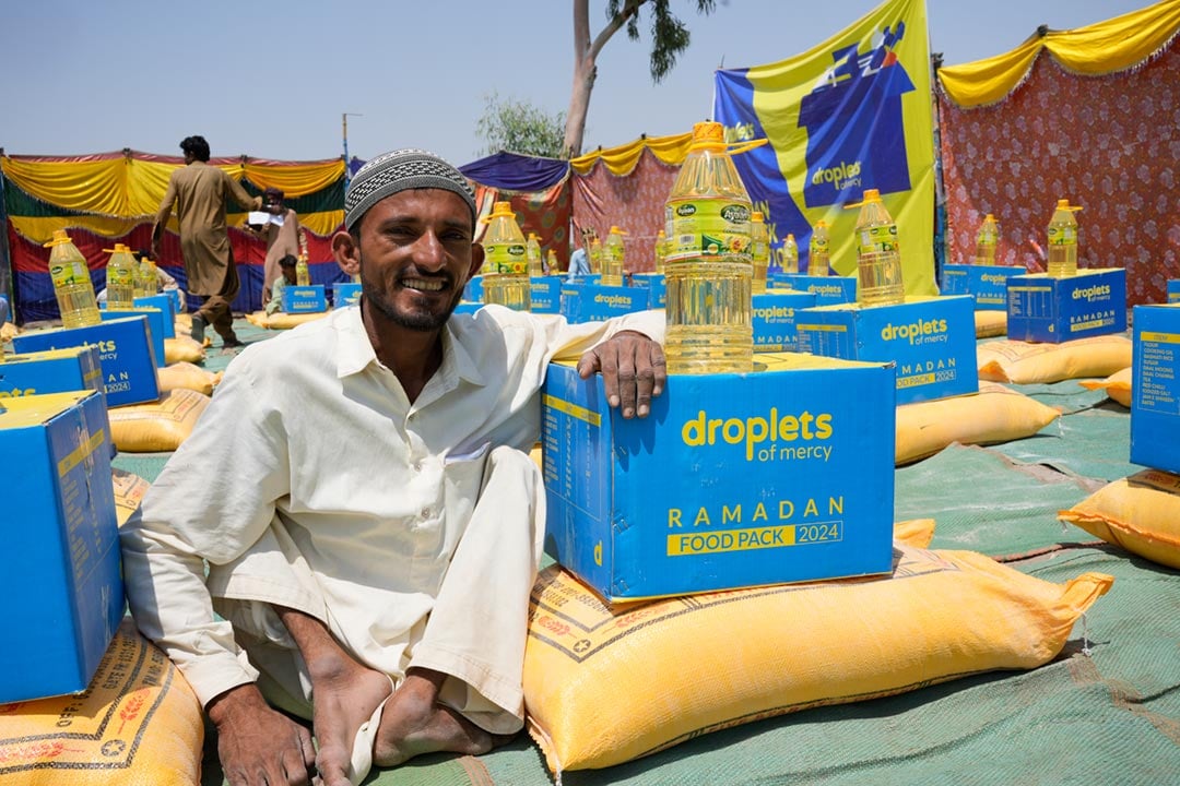 food-aid-appeal-pakistan-man-receiving-food-aid